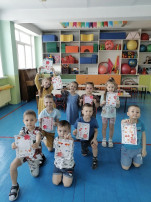 С 8 Марта поздравляем наших бабушек и мам! С 8 Марта поздравляем наших бабушек и мам!.