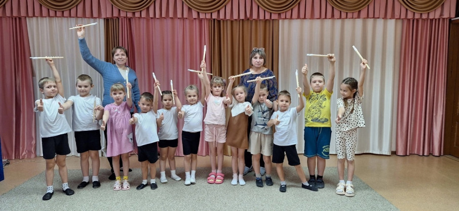 "Есть слово — и оно едино, Россия" "Есть слово — и оно едино, Россия".